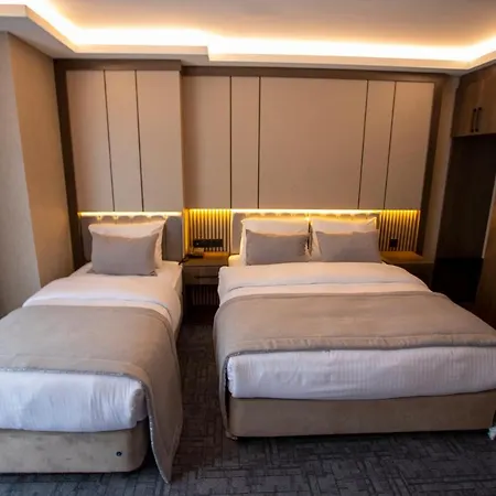 Hotel The 4*