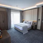 Hotel The 4*