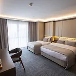 Hotel The 4*